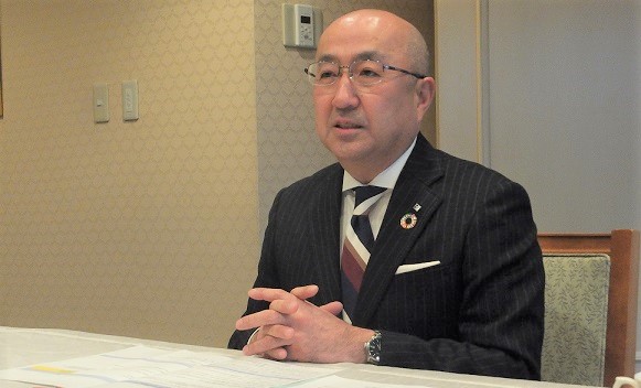 取材に応じる伊勢社長