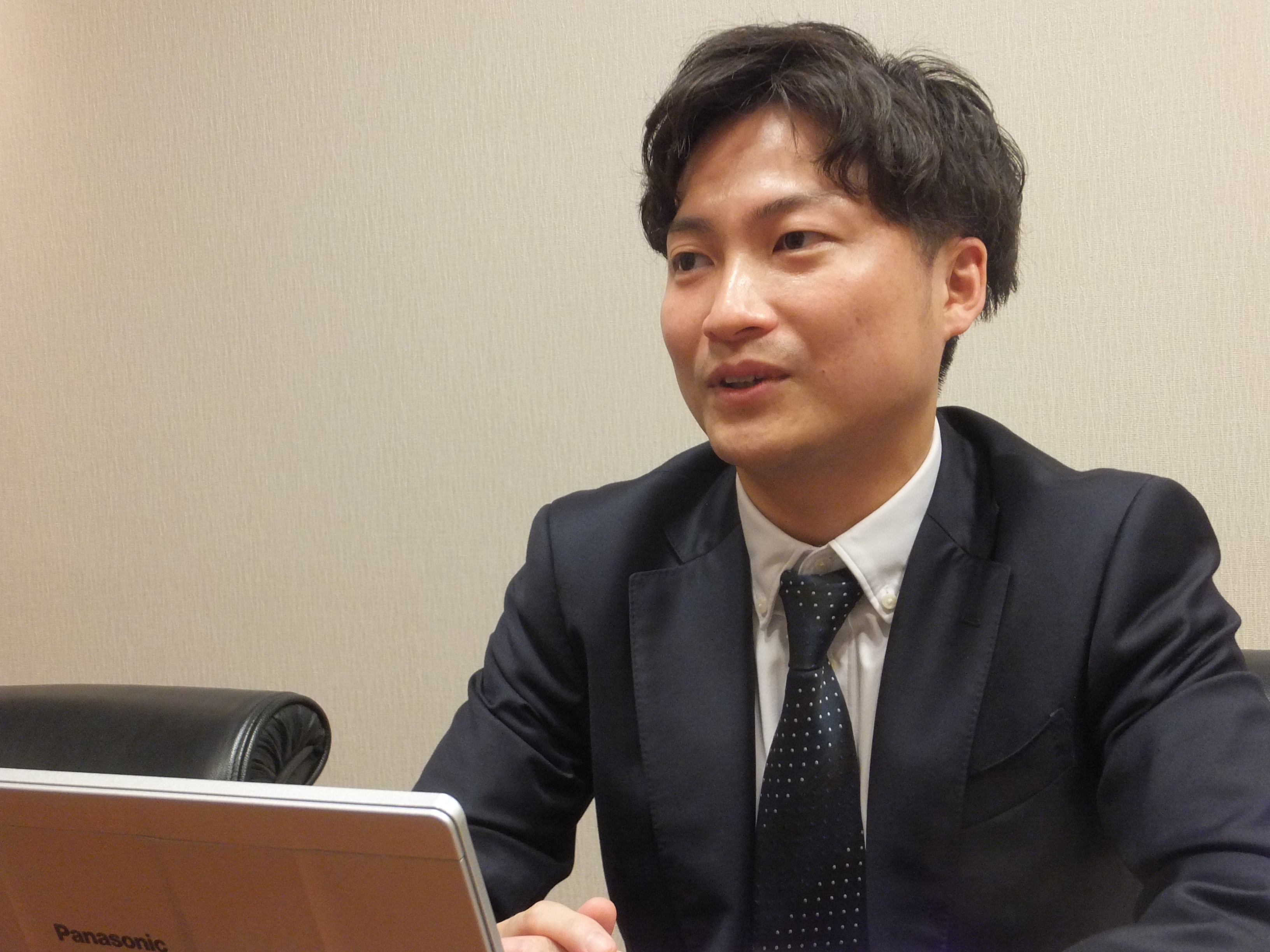 インタビューに応じる横田弁護士