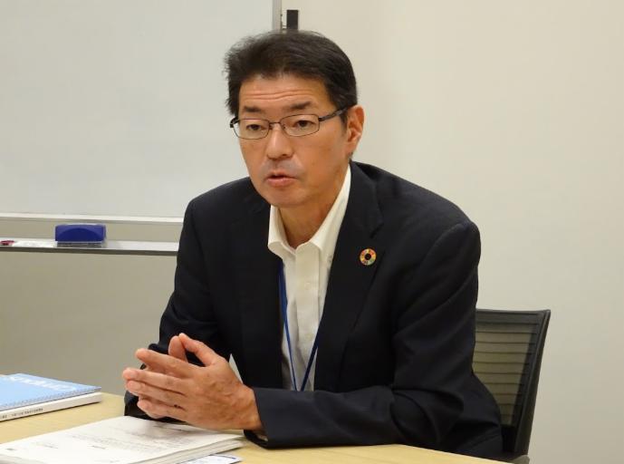 インタビューに応じる𠮷村総括理事