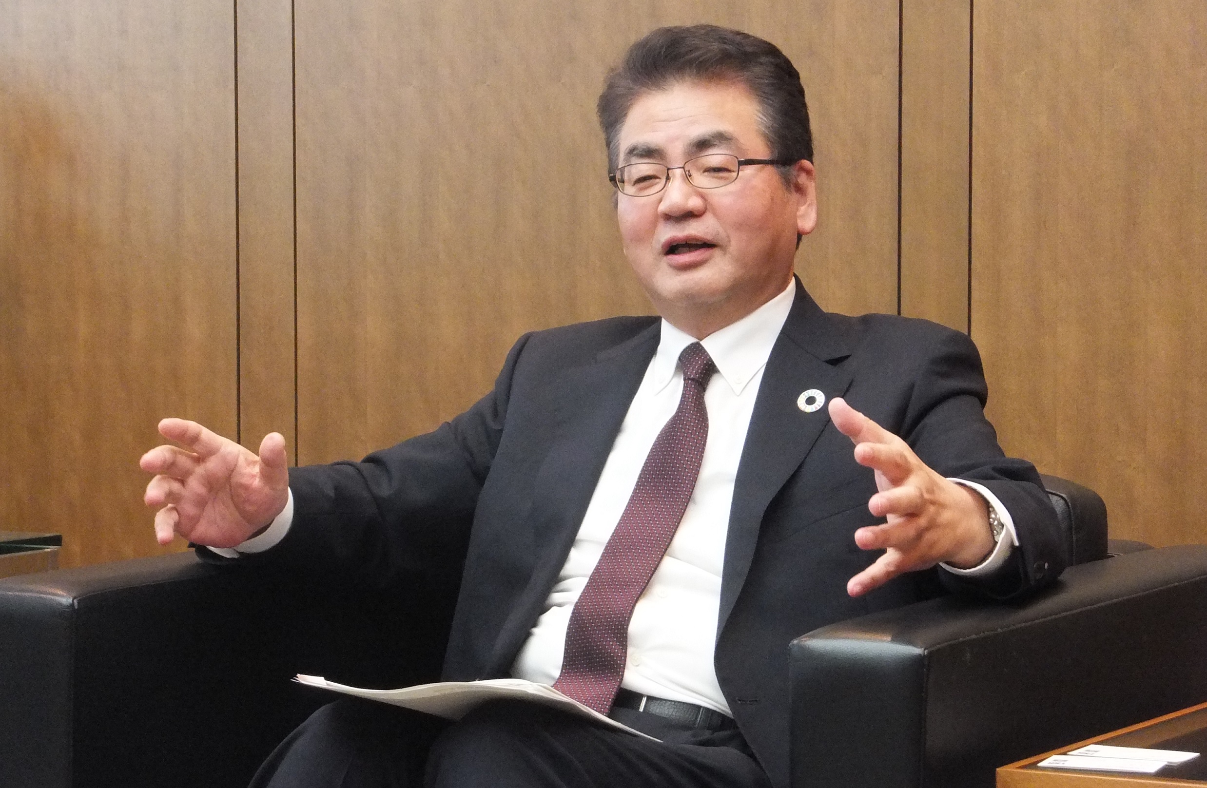取材に応じる土屋会長