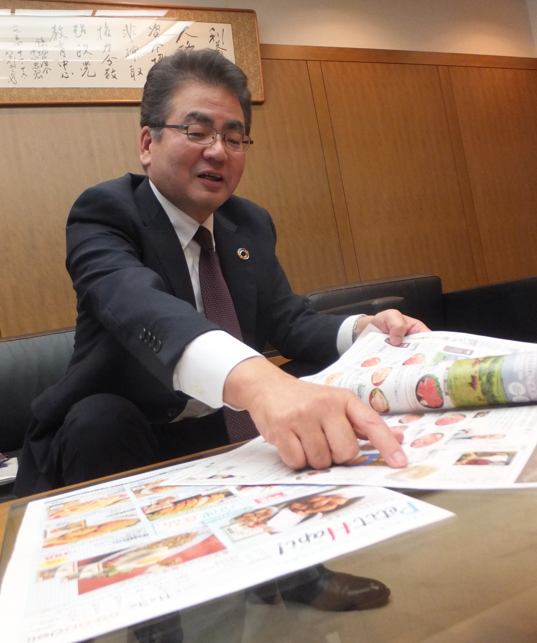 宅配商品について説明する土屋会長