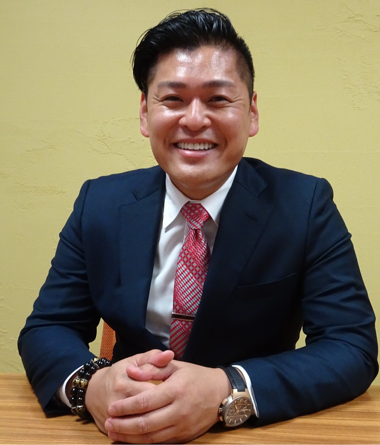 取材に応じる高橋英樹社長