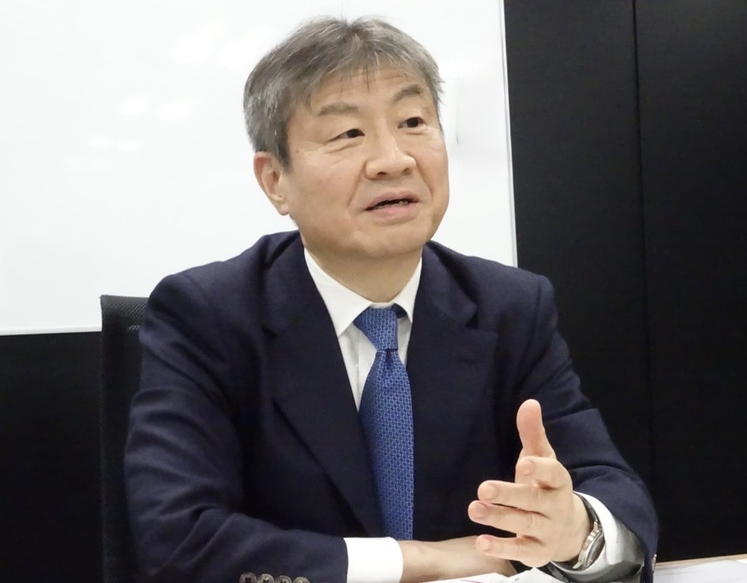 インタビューに答える榎本真樹社長