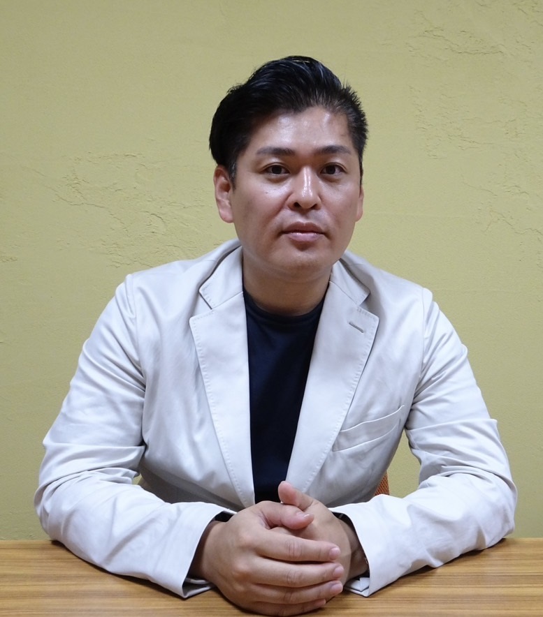 インタビューに応じる高橋社長