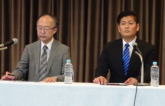 会見する高橋英樹氏（右）