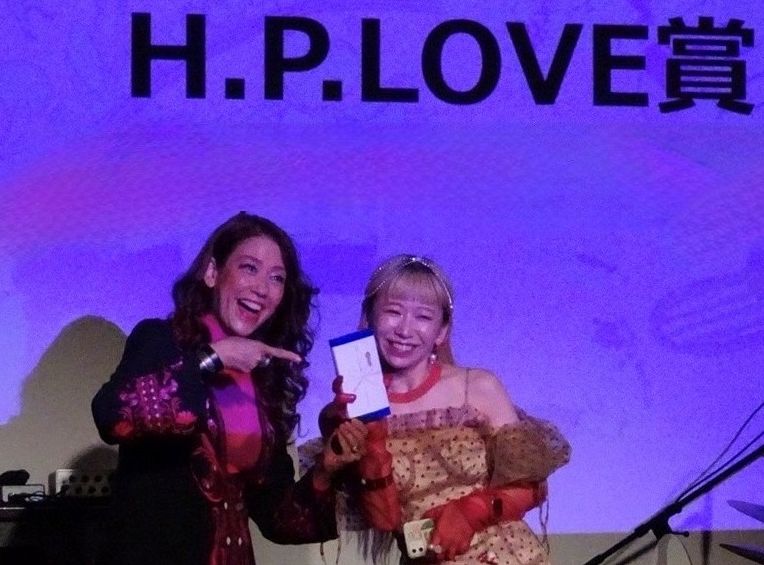 LiLiCo氏（左）とコンテスト受賞者