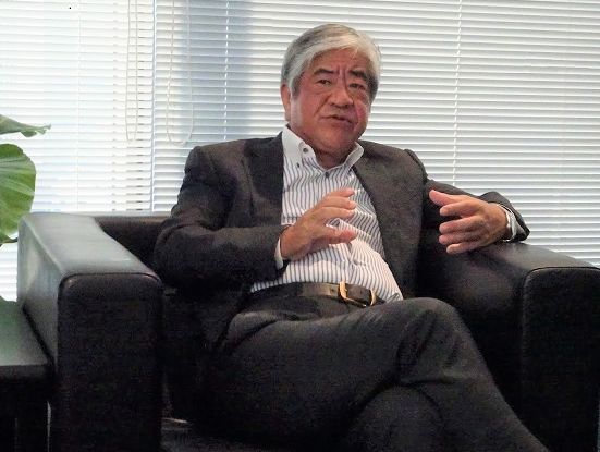 インタビューに応じる井川会長（CEO）