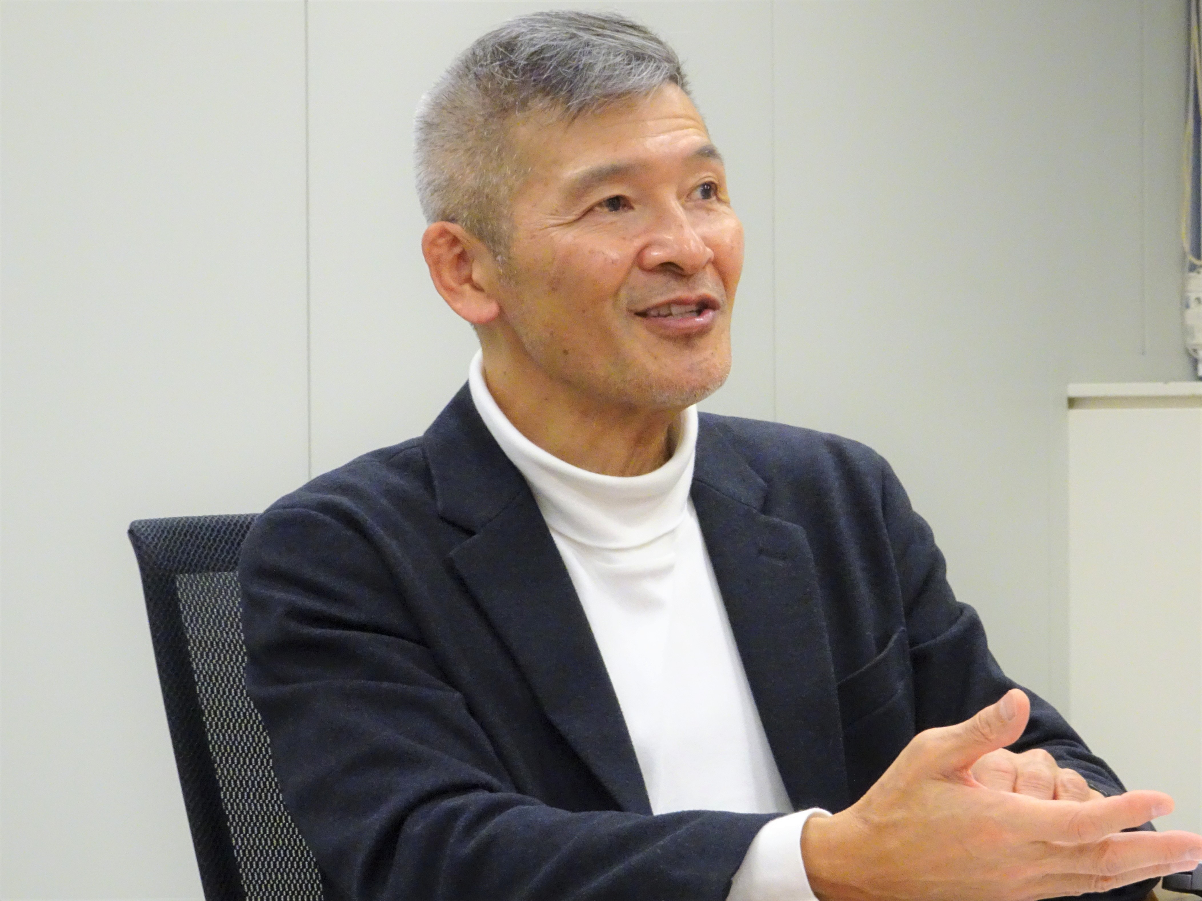 インタビューに応じる佐藤取締役 インタビューに応じる佐藤取締役