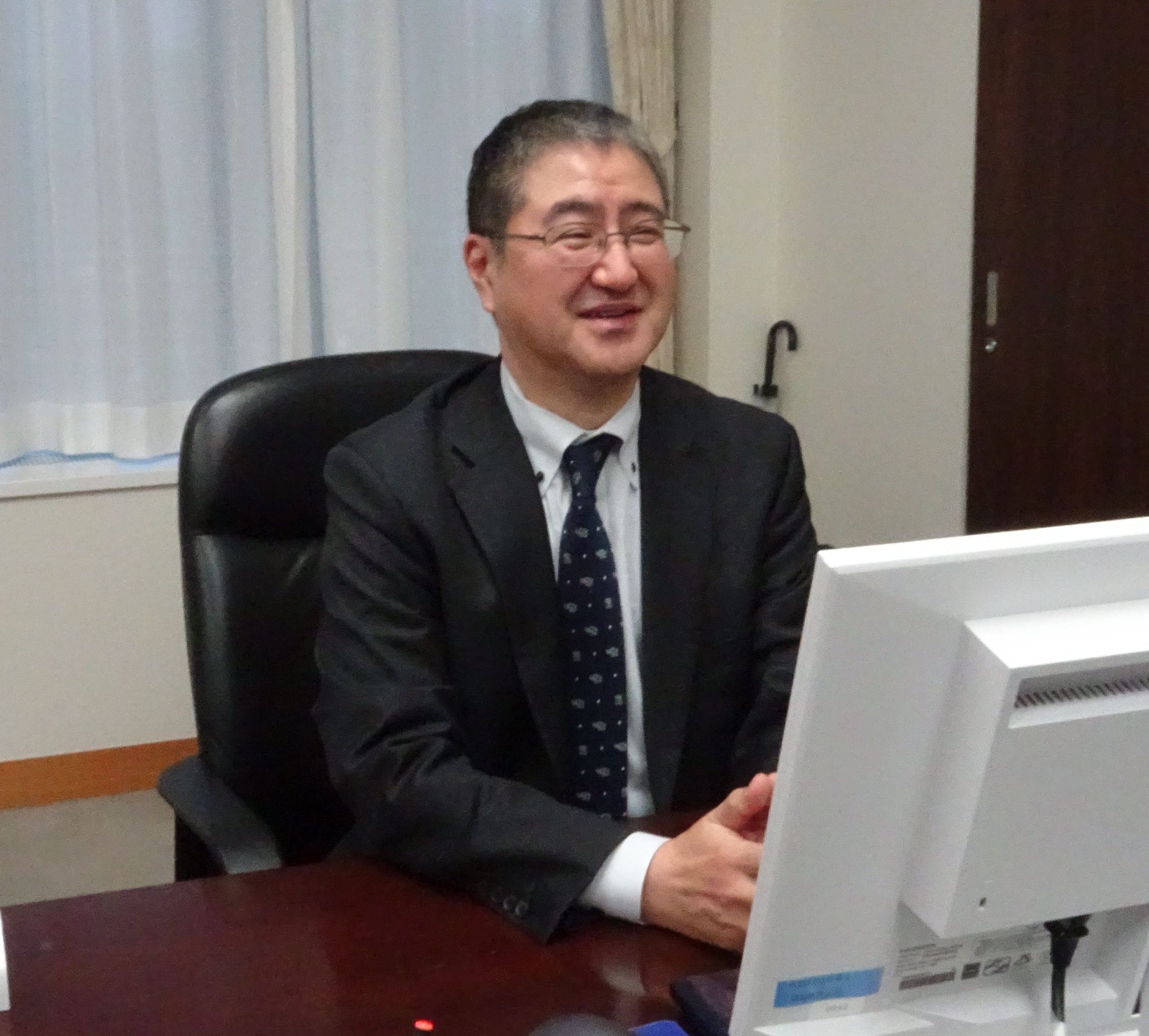 インタビューに応じる金融庁・大城健司参事官