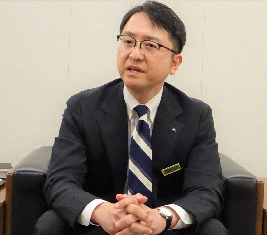 インタビューに応じるきらぼし銀行・牧岡部長