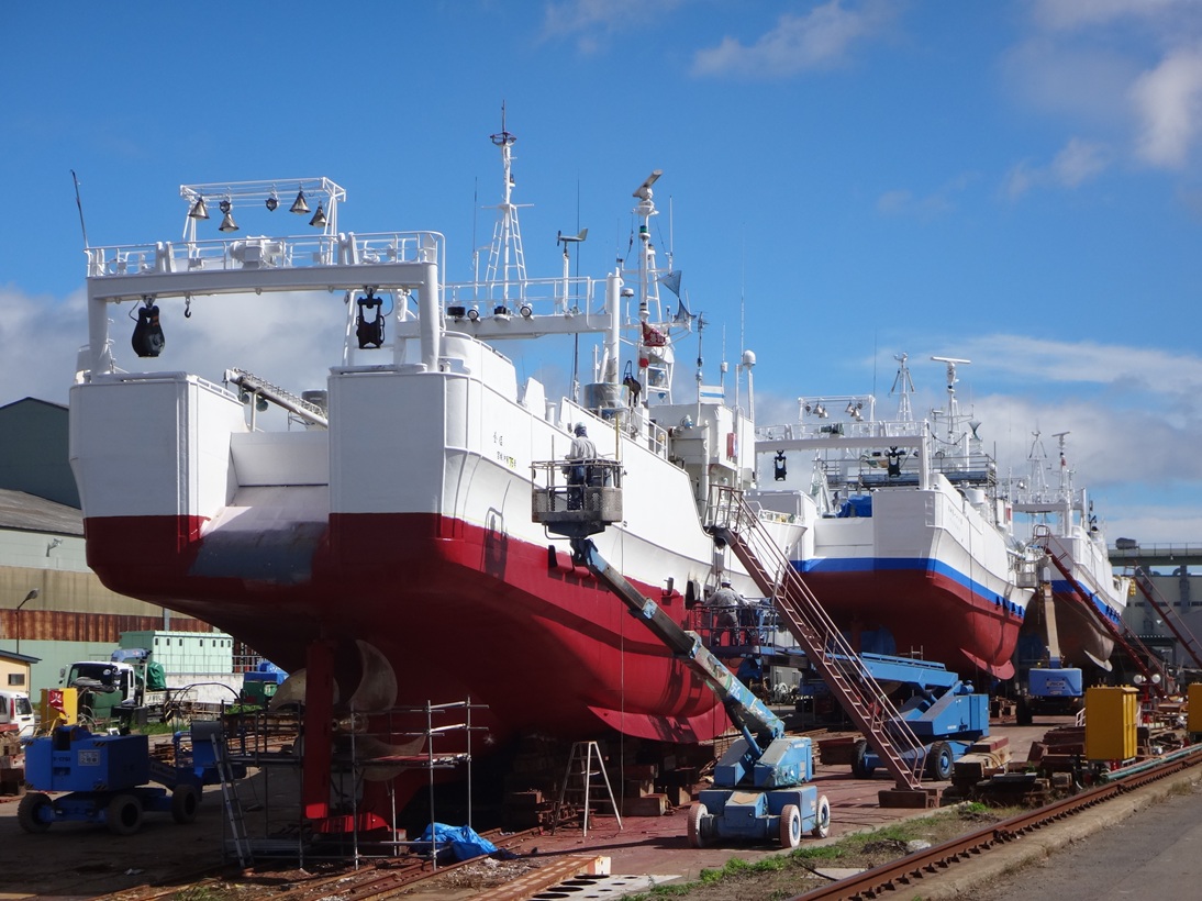 漁船を陸上に引き揚げて修繕を行う様子