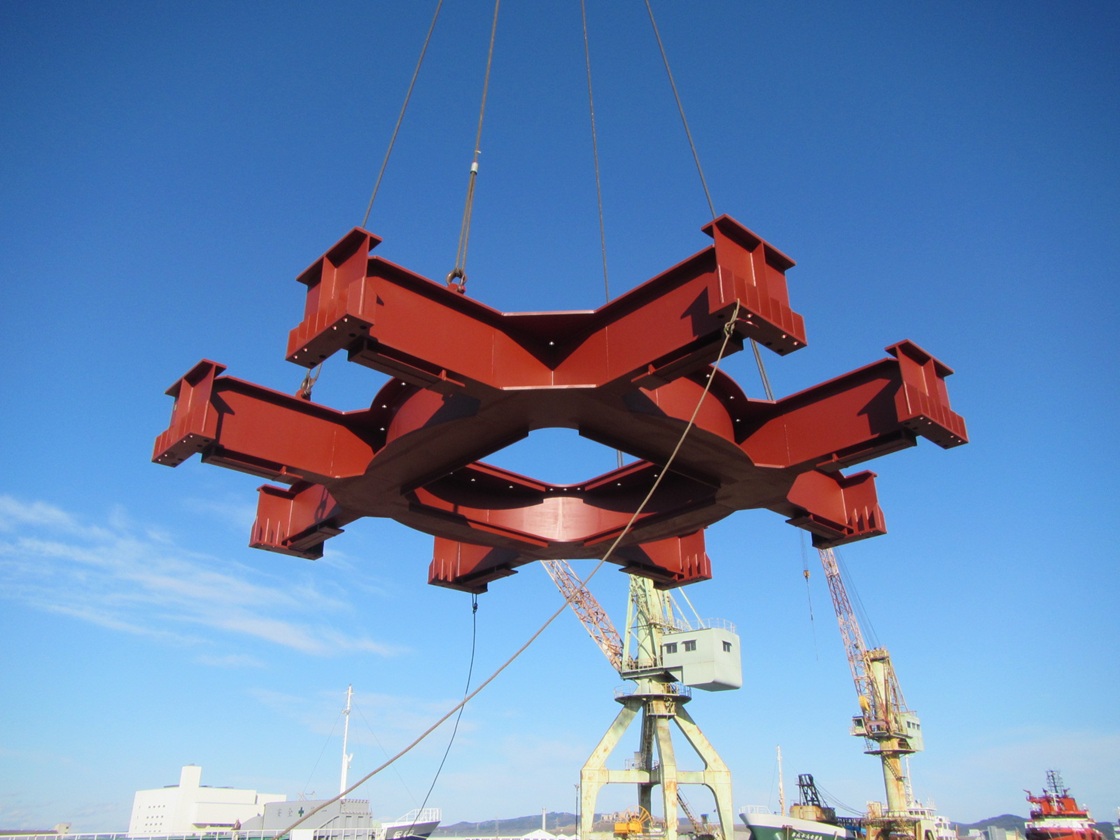 洋上風力発電のタワースタンド、秋田港へ16基設置