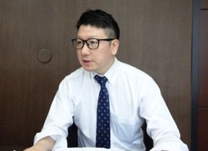 インタビューに応じる水義晴・司法書士 インタビューに応じる水義晴・司法書士