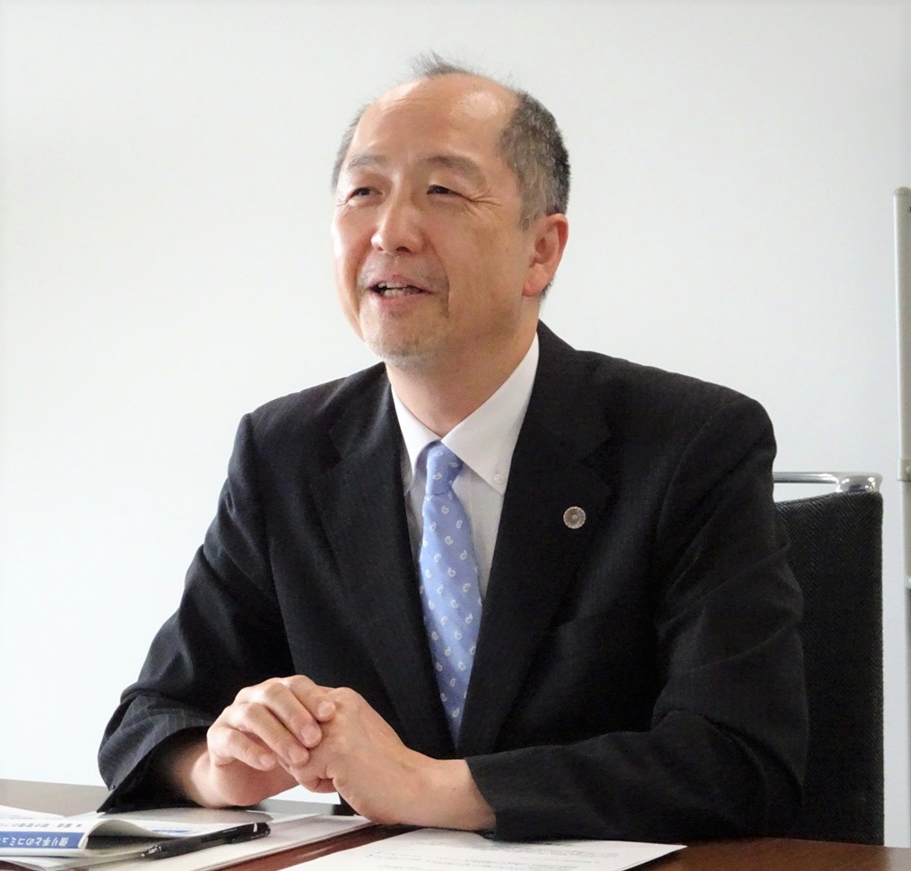 インタビューに応じる根津弁護士