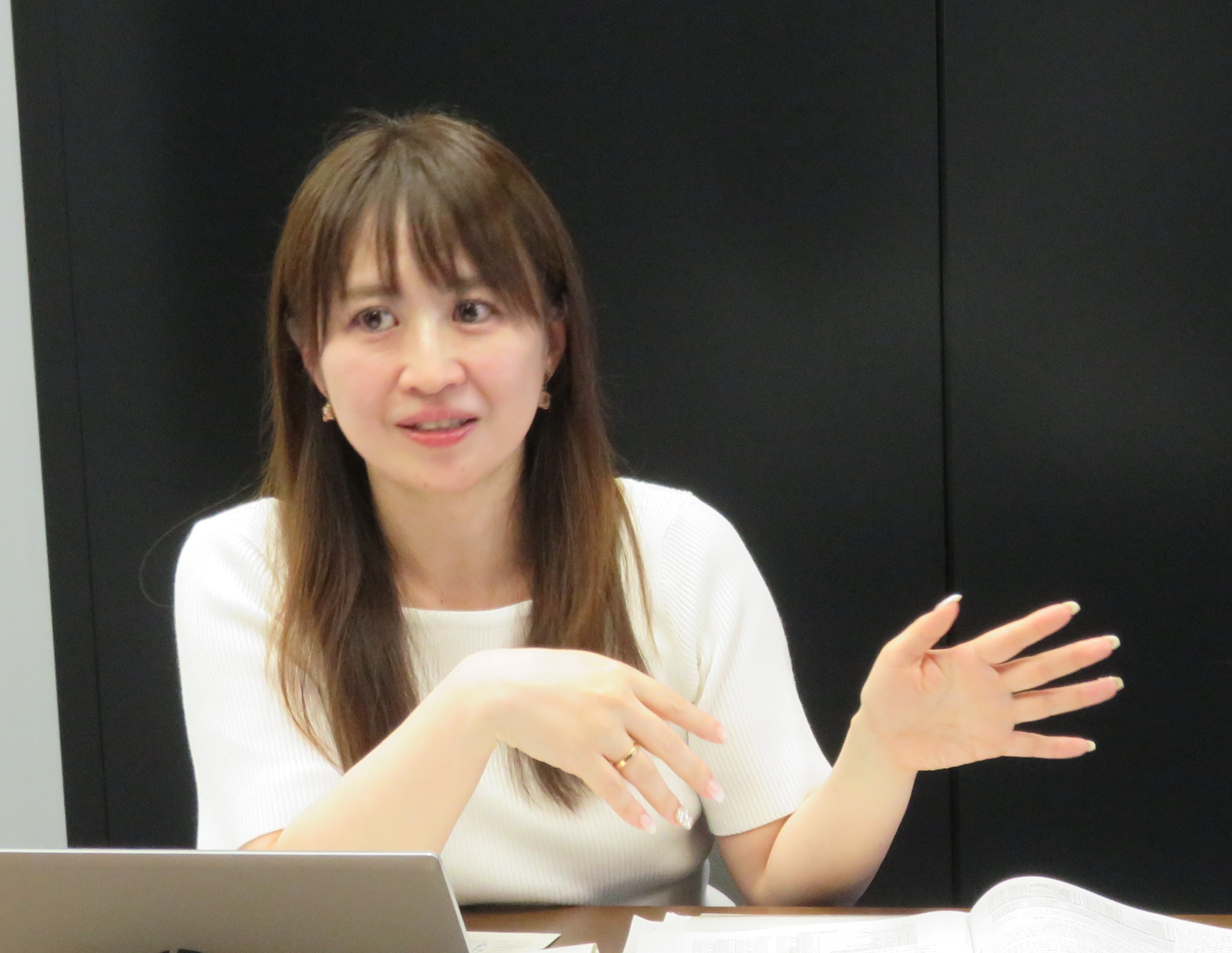 インタビューに応じる中企庁・本澤課長補佐
