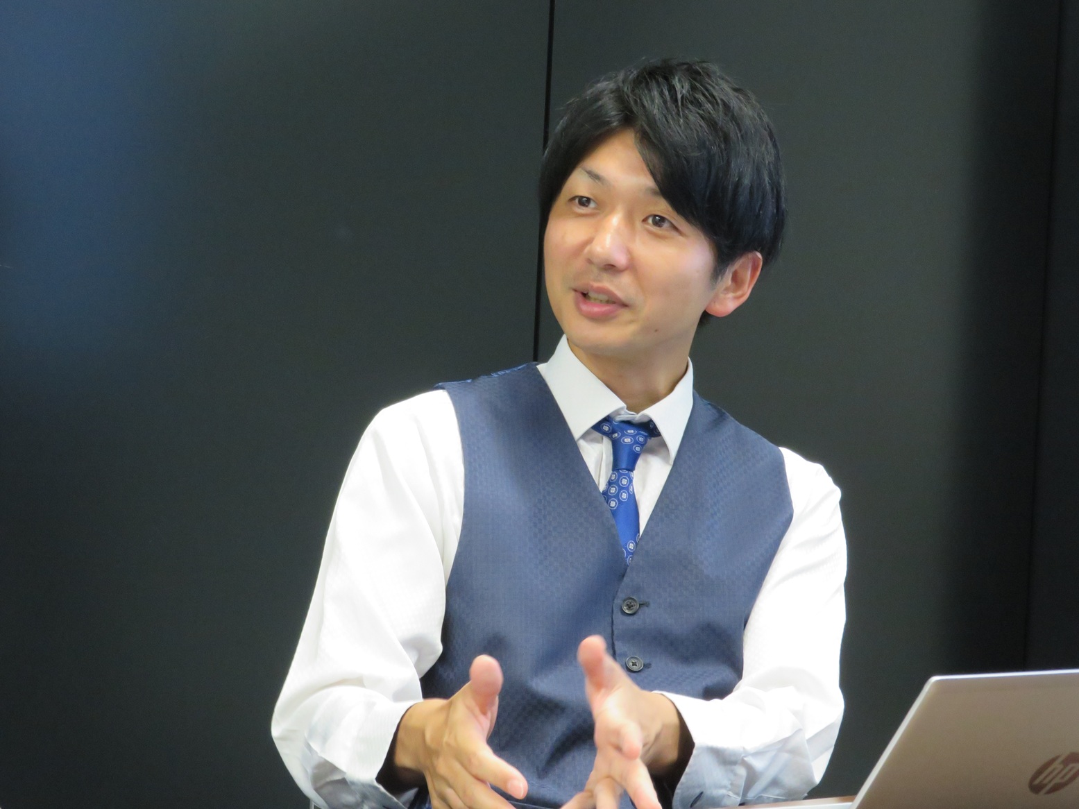 検討内容を解説する佐藤企画官