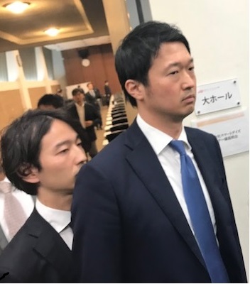 赤間健太代表（左）と前代表の菅澤聡氏（4月12日）