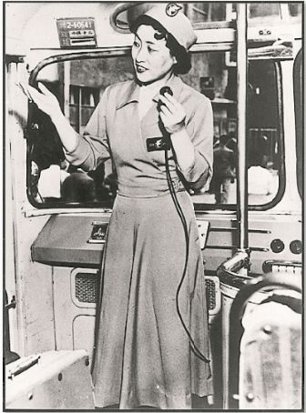 昭和20年代のバスガイド（はとバス提供） 