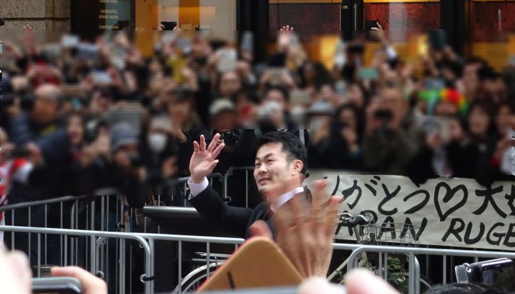 パレードで手を振る福岡選手（12月11日）