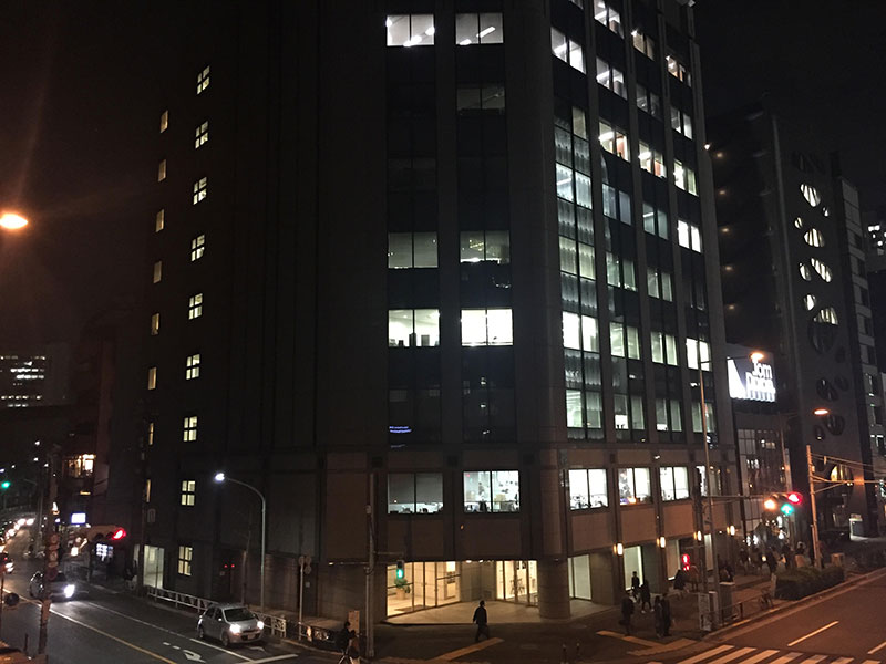 本社ビル（3月23日夜撮影）