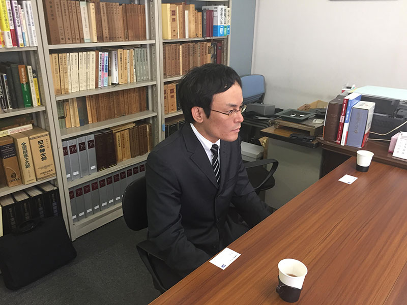 インタビューに応じる中井容疑者（6月1日撮影）