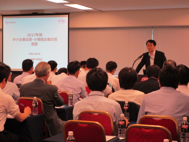 中小企業庁・山田経済産業調査員（右上）と熱心にメモを取る参加者