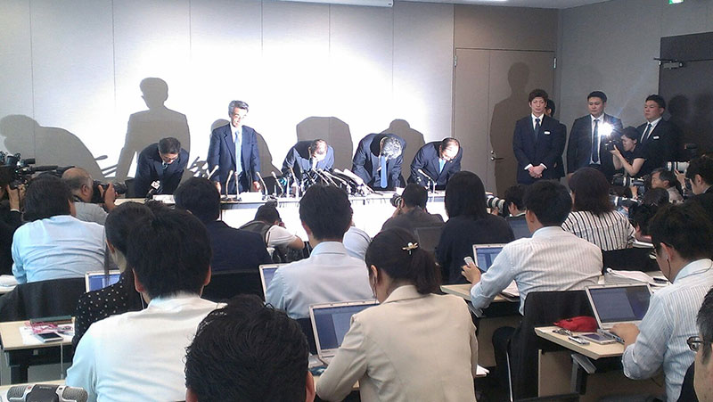 謝罪するタカタ（株）経営陣（2017年6月26日撮影）