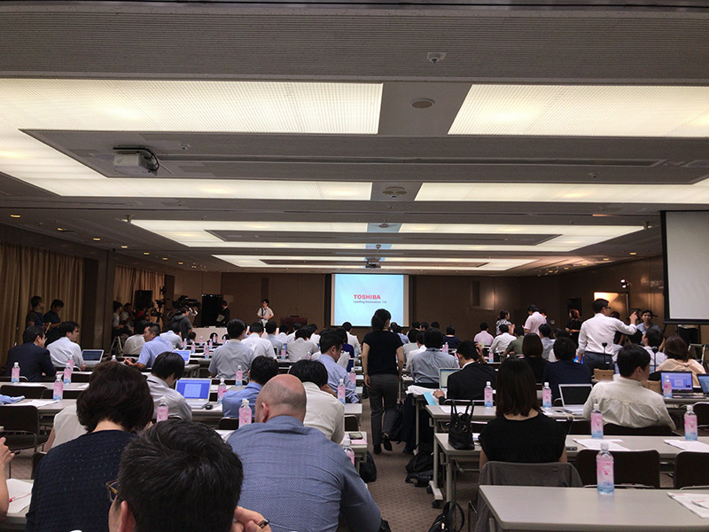 準備が進む会見場（8月10日、東芝本社）