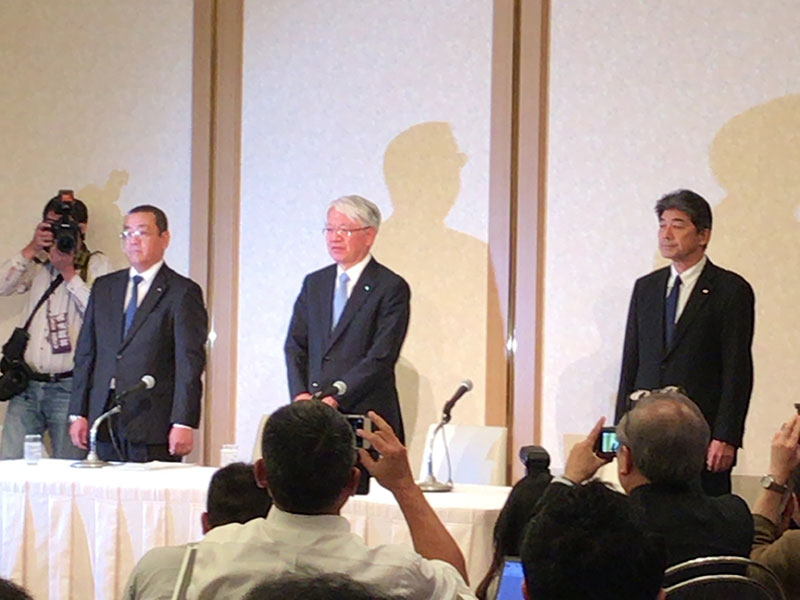 会見する川崎会長兼社長（中央）