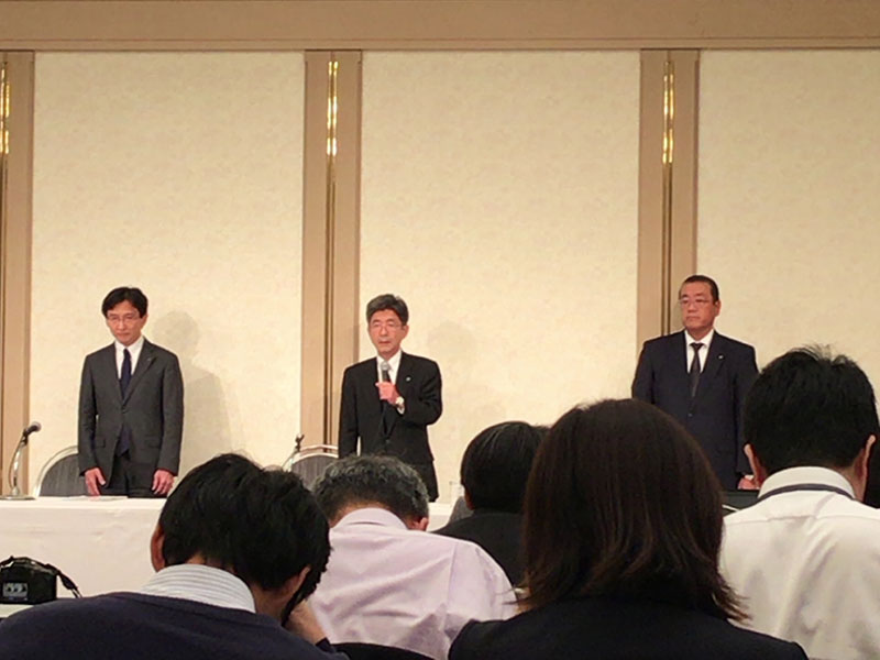 神戸製鋼所会見、会見する梅原副社長（中央）