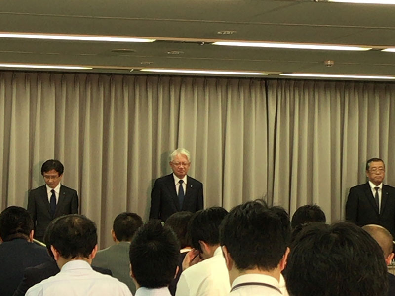 会見する川崎代表取締役会長兼社長（中央）