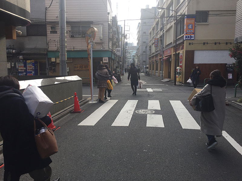 荷物を持ち社外に出る従業員