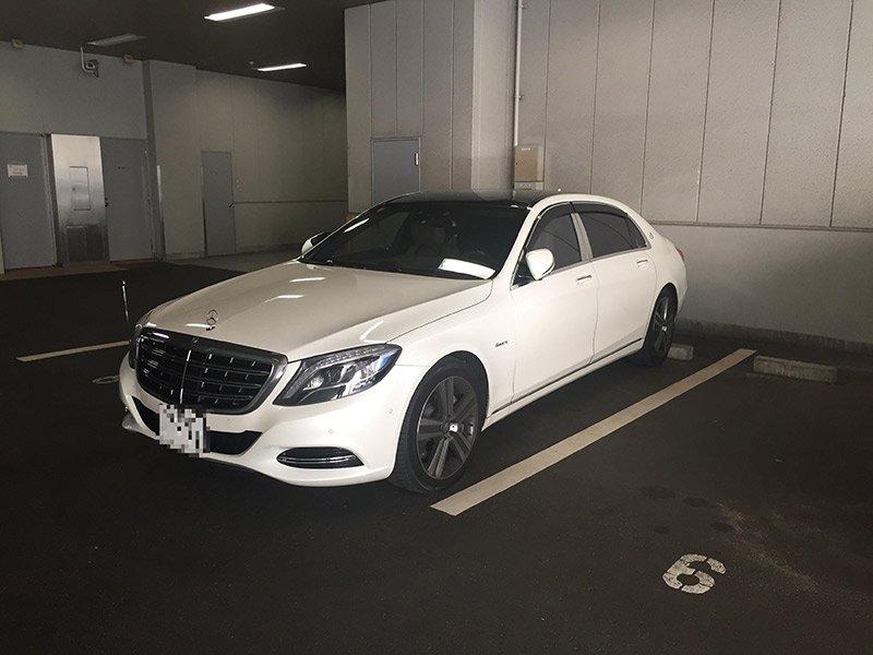 ジャパンライフの駐車スペースに止まる高級車