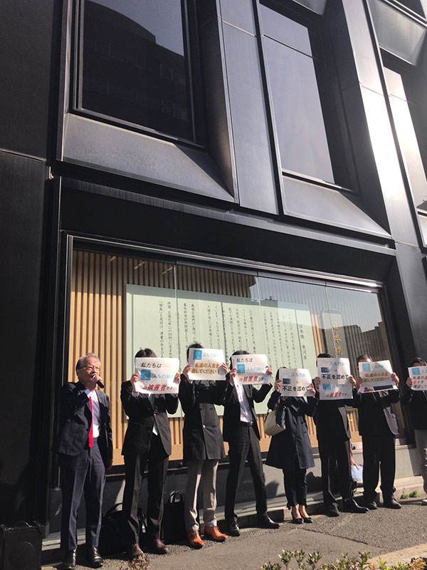 被害回復を訴える河合弁護士（左）とオーナー（4月9日午前7時半都内）
