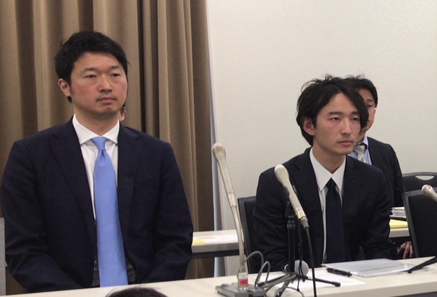 赤間代表（右）と菅澤前社長（4月14日、都内）