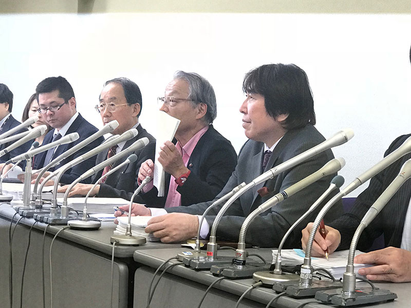 スルガ銀行・スマートデイズ被害弁護団（5月22日、一番右が紀藤正樹弁護士）