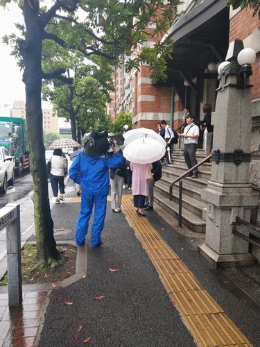 多くの報道陣が詰めかけた債権者集会会場