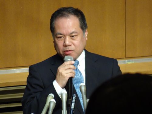 会見に応じる篠﨑社長（1月26日撮影）