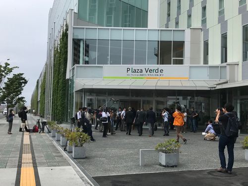 株主総会の会場前（沼津市内、6月28日9時15分）