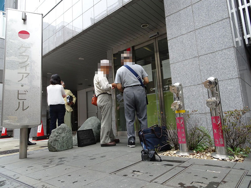 破産の告示書をみる会員（ケフィア本社、9月撮影）
