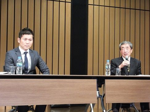 会見する瀬戸社長（左）と松本氏