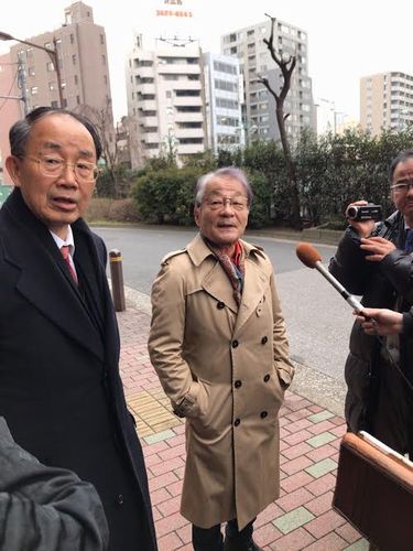 取材に応じる山口弁護士（左）と河合弁護士