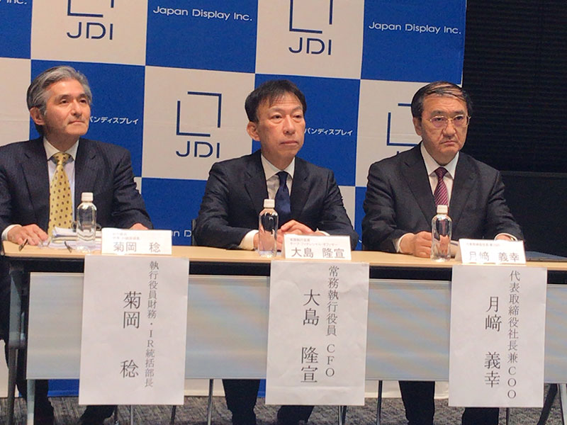 会見する月﨑社長（右）
