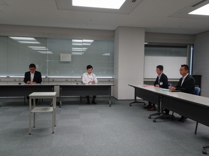 TATERU関係者を待つ国土交通省の担当者（6月21日）