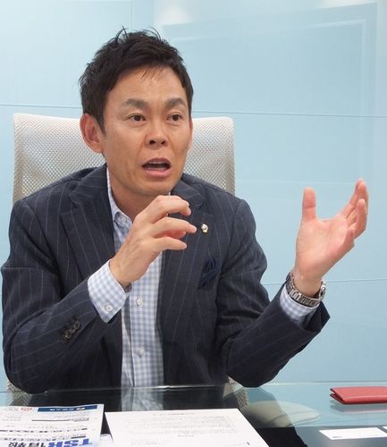 取材に応じる川端社長（撮影・東京商工リサーチ）