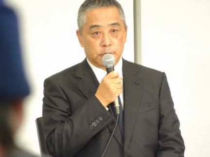 会見する岡本昭彦社長