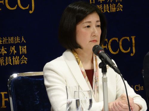 会見する大塚久美子社長（3月4日撮影）