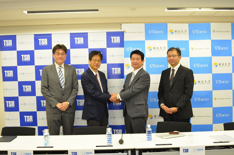 左から東大・川口教授、渡辺教授、TSR・河原社長、柳岡課長
