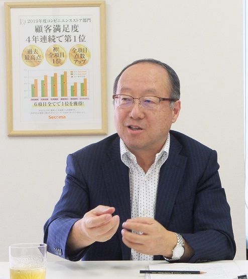 取材に応じる丸谷社長（東京商工リサーチ撮影）