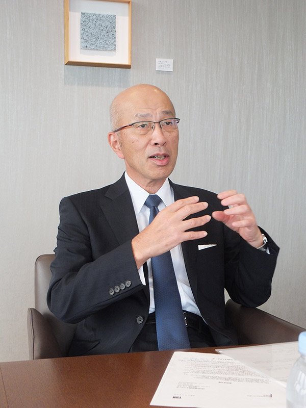 取材に応じる馬場社長（TSR撮影）